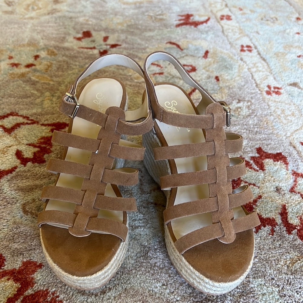 Women Seychelles Swede wedge sandal size 6. Only wore 1time